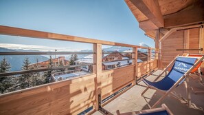 Property grounds - Wifi, 100m from ski slopes, 1st floor, view valley, swimming pool, sauna, hammam, balcony, tv (La Rosière Montvalezan)