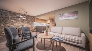 Living area - Wifi, 100m from ski slopes, 1st floor, view valley, swimming pool, sauna, hammam, balcony, tv (La Rosière Montvalezan)