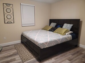 3 عدّة غرف نوم ومكواة/لوح كي وواي فاي وملاءات أسرّة