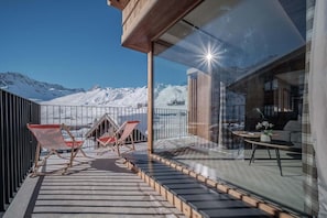 Property grounds - Wifi, ski-in/ski-out & foot of the slopes, 4th floor, swimming pool, sauna, hammam, balcony, tv (Tignes)