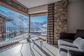 Living area - Wifi, ski-in/ski-out & foot of the slopes, 4th floor, swimming pool, sauna, hammam, balcony, tv (Tignes)