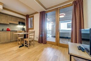 Jääkaappi, mikroaaltouuni, uuni, astianpesukone