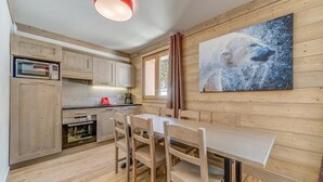 Private kitchen - Wifi, ski-in/ski-out & foot of the slopes, 3rd floor, view ski slopes, fitness, swimming pool, sauna (La Rosière Montvalezan)