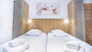 2 bedrooms, WiFi, bed sheets - Wifi, ski-in/ski-out & foot of the slopes, 3rd floor, view mountain, fitness, swimming pool, sauna (La Rosière Montvalezan)