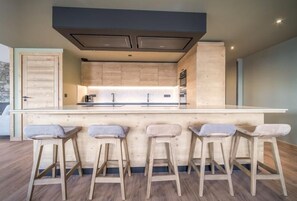 Refrigerador, microondas, horno y lavavajillas 