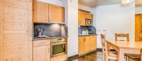 Kühlschrank, Ofen, Geschirrspüler, Wasserkocher mit Kaffee-/Teezubehör