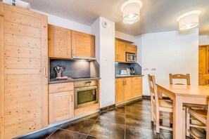 Fridge, oven, dishwasher, coffee/tea maker