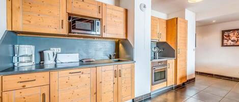 Kylskåp, ugn, diskmaskin och kaffe- och tebryggare