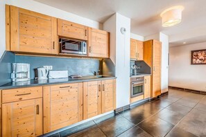 Fridge, oven, dishwasher, coffee/tea maker - Wifi, ski-in/ski-out & foot of the slopes, 4th floor, balcony, tv, ski locker, 80m², Tignes (Tignes)