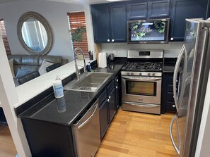 Private kitchen - 7 miles to downtown LA quiet safe home with 2 car garage . (Commerce)