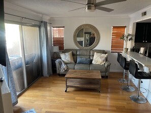 Living area - 7 miles to downtown LA quiet safe home with 2 car garage . (Commerce)