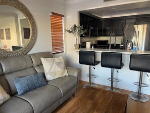 Living area - 7 miles to downtown LA quiet safe home with 2 car garage . (Commerce)