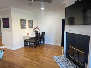 Interior - 7 miles to downtown LA quiet safe home with 2 car garage . (Commerce)