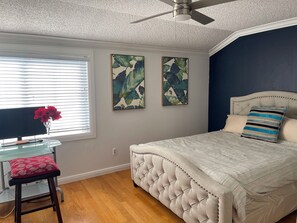 Room - 7 miles to downtown LA quiet safe home with 2 car garage . (Commerce)