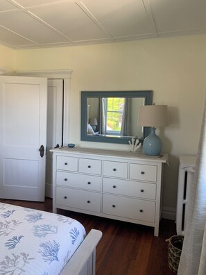4 bedrooms, iron/ironing board, WiFi, bed sheets - Beautifully home in Newport RI. Five star ratings in all previous rentals. (Newport)