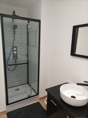 Dusj, hårføner, håndklær og toalettpapir