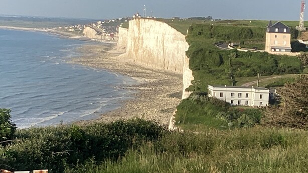 A coastal cliffside with a lighthouse, a building with a tower, and a house with a garden. - " LE 16 BAIE DE SOMME, STUDIO D HOTE"
TERRASSE ET JARDIN  (Friville ESCARBOTIN)