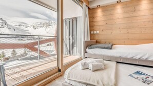 1 bedroom, WiFi, bed sheets - 200m from resort center, 3rd floor, view lake, balcony, ski locker, 75m², Tignes (Tignes)