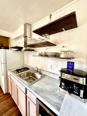 Herdplatte, Wasserkocher mit Kaffee-/Teezubehör, Mixer, Kaffeemühle