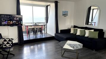 Smart-tv, een open haard en boeken