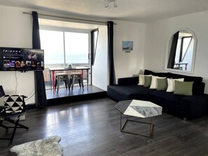 Smart TV, chimenea y libros 