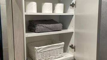 Een haardroger, handdoeken, zeep, shampoo