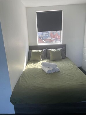 Tabla de planchar con plancha, wifi gratis y ropa de cama 