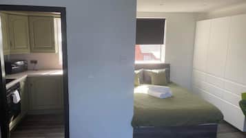 Iron/ironing board, free WiFi, bed sheets