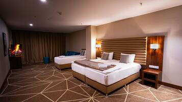 Cubrecamas, escritorio y espacio para trabajar con laptop