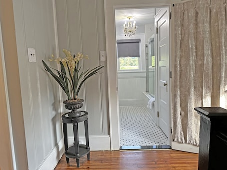 Innenbereich. 2-Bedroom Walk-up Apartment at the Bonaparte Castle Estate
