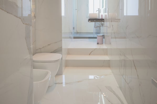 Shower, rainfall showerhead, free toiletries, hair dryer