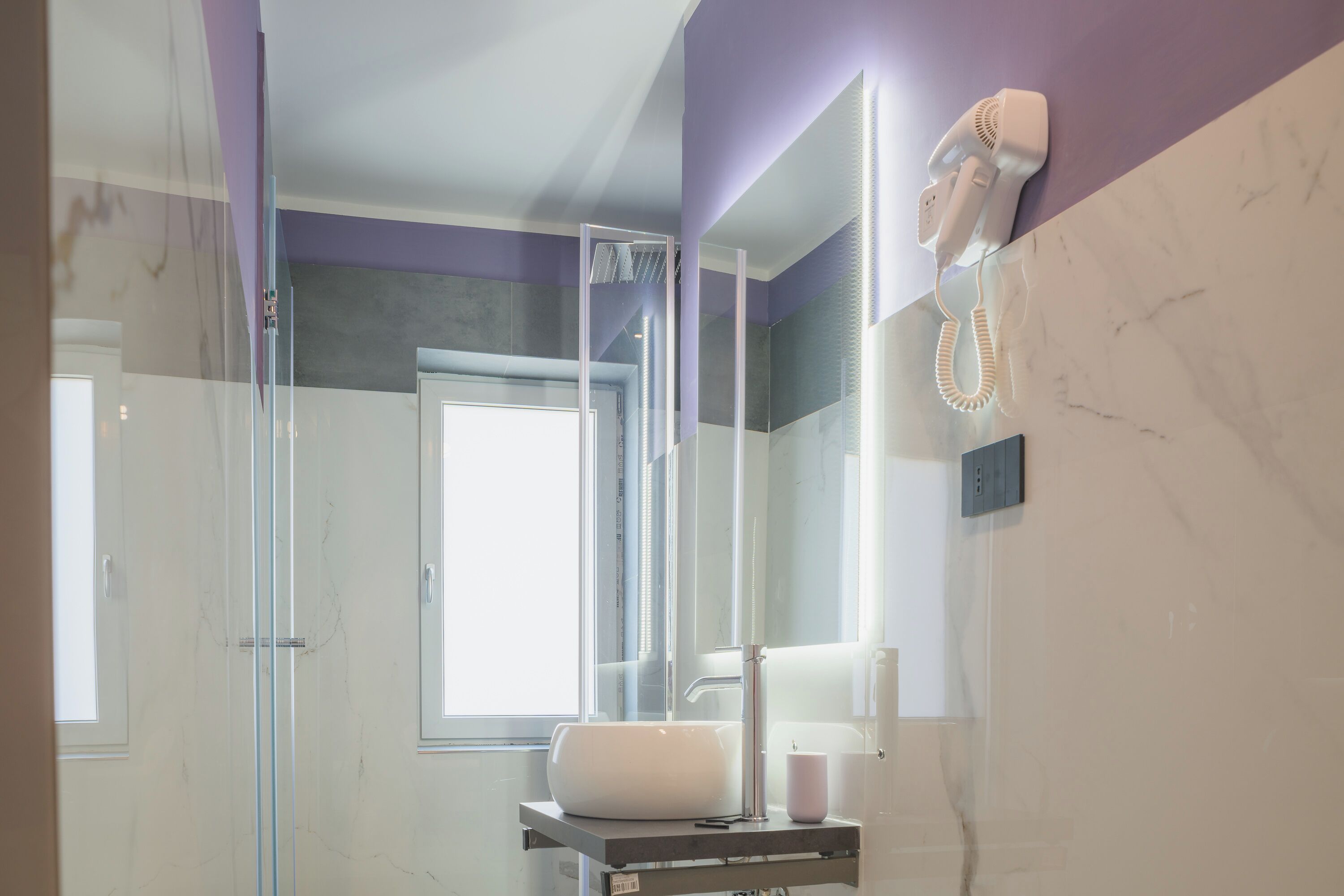 Shower, rainfall showerhead, free toiletries, hair dryer
