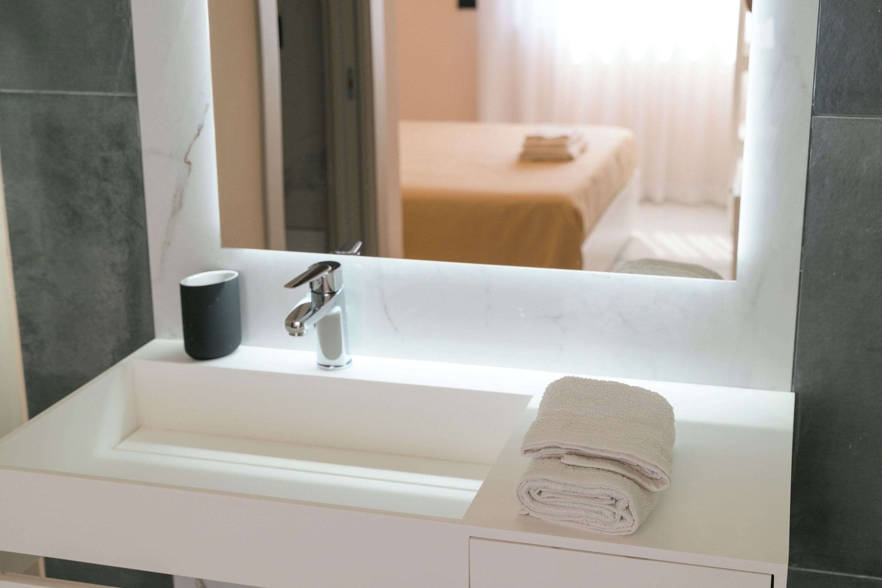 Shower, rainfall showerhead, free toiletries, hair dryer