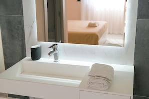 Een douche, een regendouche, gratis toiletartikelen, een haardroger