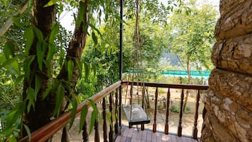 Nhà trên cây phong cách lãng mạn, 1 phòng ngủ, sân hiên, quang cảnh núi | Bộ đồ giường cao cấp, nệm Select Comfort, két bảo mật tại phòng, bàn