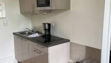 Réfrigérateur, micro-ondes, plaque de cuisson, lave-vaisselle