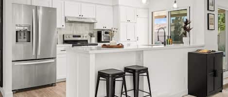 Kjøleskap, mikrobølgeovn, ovn og kokeplater