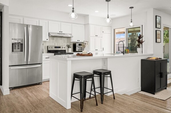 Réfrigérateur, micro-ondes, four, plaque de cuisson