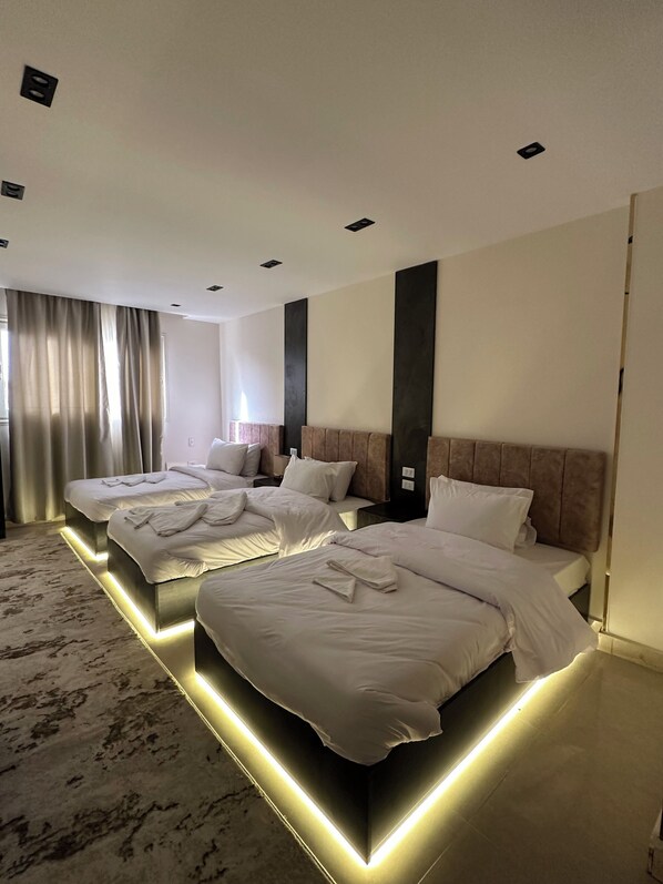 أغطية فراش متميزة وأسرّة بإسفنج يتكيف مع شكل الجسم وميني بار ومكتب