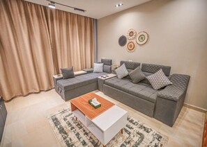 Premium bedding, memory-foam beds, minibar, desk - Crowne pyramids palace (Giza)