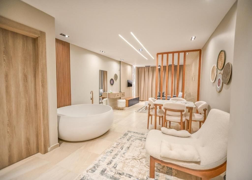 Royal-Zimmer | Hochwertige Bettwaren, Betten mit Memory-Foam-Matratzen, Minibar