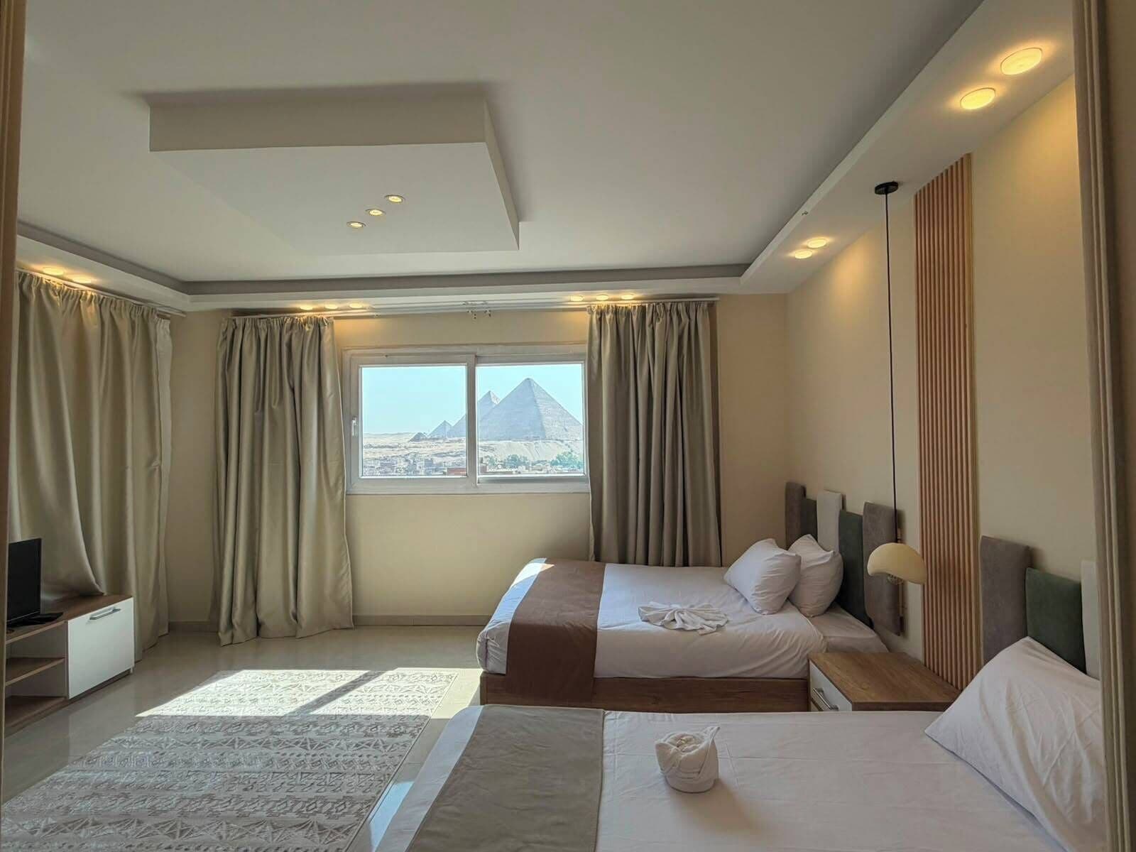 Kamar Quadruple Keluarga, pemandangan gunung | Seprai premium, busa memori, minibar, dan meja kerja