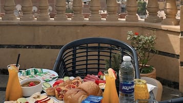 Petit déjeuner complet compris tous les jours