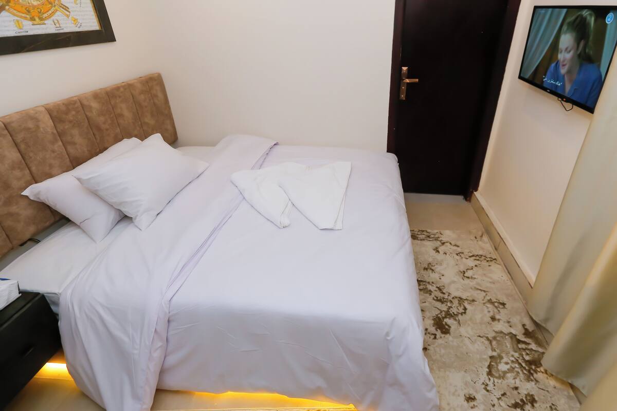 Quarto casal ou duplo econômico | 1 quarto, roupas de cama premium, frigobar, escrivaninha