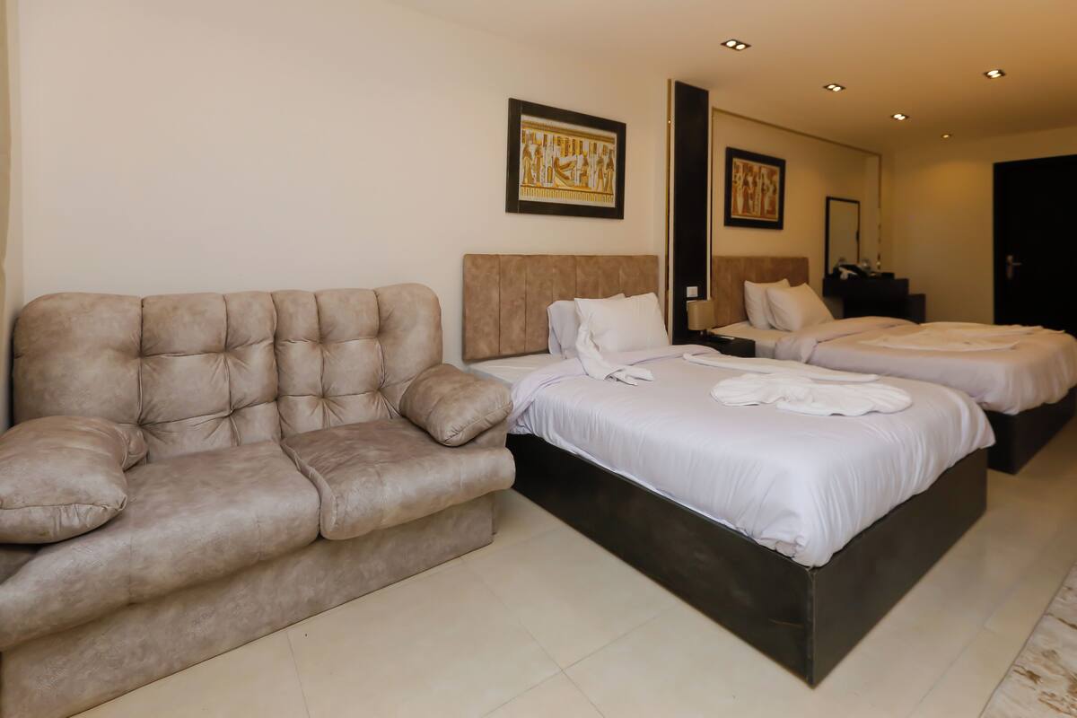 Quarto quádruplo família, vista para a cidade | 1 quarto, roupas de cama premium, frigobar, escrivaninha