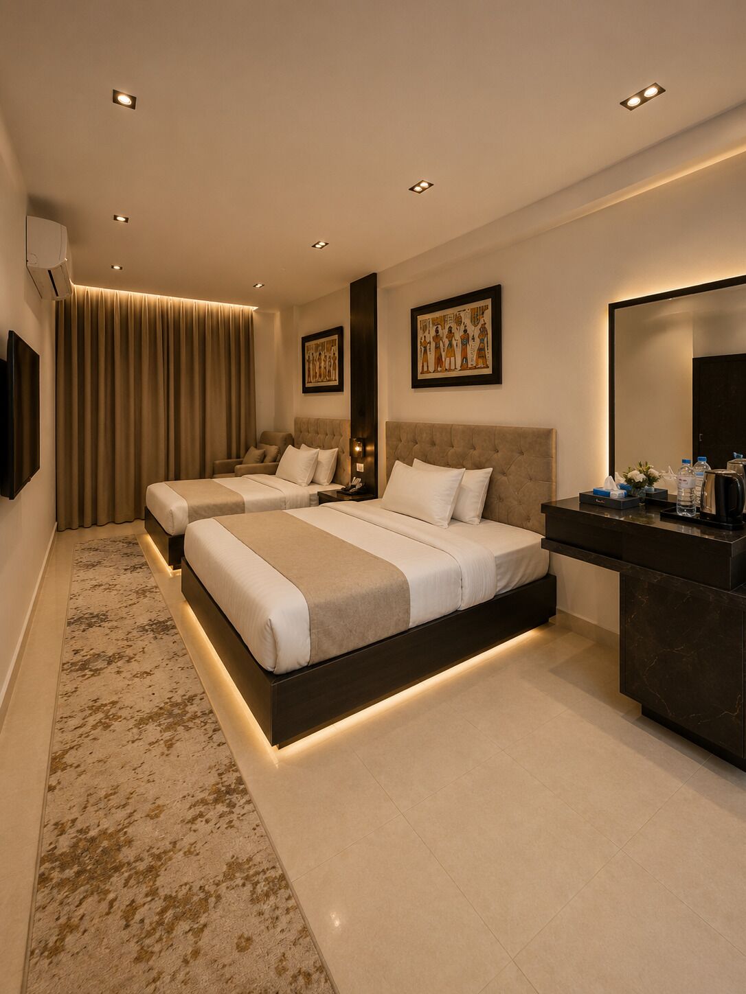 Une chambre d’hôtel moderne avec deux lits, un grand miroir et un mini-bar.
