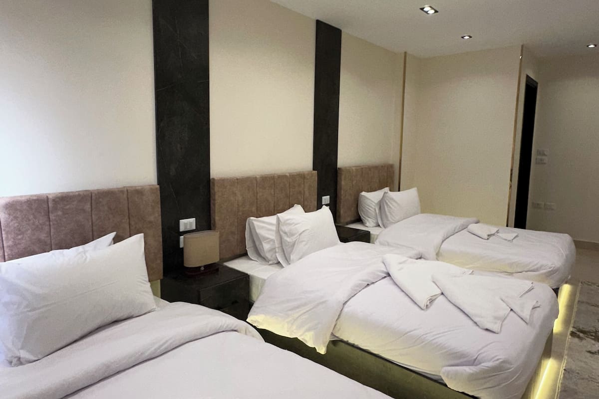 Quarto triplo superior | 1 quarto, roupas de cama premium, frigobar, escrivaninha