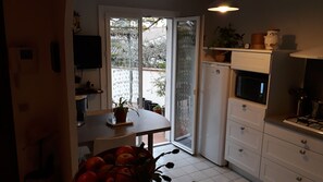 Mikrobølgeovn, ovn, kokeplater og oppvaskmaskin