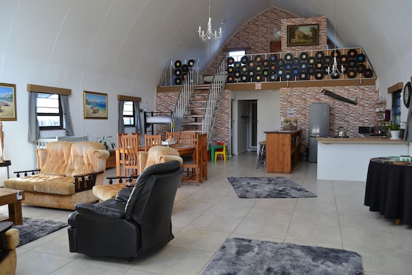 Family Cabin, 3 Bedrooms | Living area