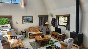 50-Zoll-LED-Fernseher mit Satellitenempfang, Kamin, Videospielkonsole